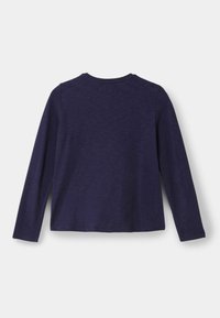 Jednoduchá tmavě modrá dlouhá košile s kulatým výstřihem, zobrazená ze zadní strany na bílém pozadí.