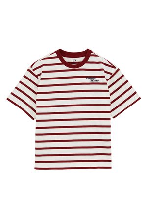 Črtasta majica v kremni in burgundski barvi, z kratkimi rokavi, okroglim ovratnikom in vezenim logotipom "Camden Market" spredaj.