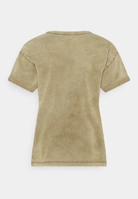 Khaki t-shirt z krótkim rękawem i okrągłym dekoltem, wykonany z miękkiej bawełny, o gładkiej teksturze i starannym wykończeniu przy dolnej krawędzi i rękawach.