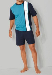 Korte mouwen pyjama set met een turkooise en marineblauw bovenstuk met een witte streep, gecombineerd met donker marineblauwe shorts, gemaakt van ademende stof.