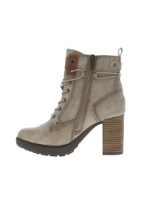 Botte chelsea grise avec un talon texturé haut, présentant un laçage à l'avant, une fermeture éclair sur le côté et un patch d'accent marron près de la cheville.