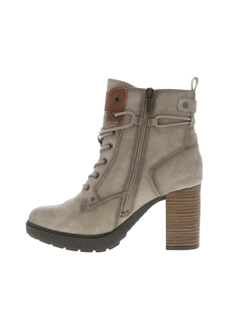 Botte chelsea grise avec un talon texturé haut, présentant un laçage à l'avant, une fermeture éclair sur le côté et un patch d'accent marron près de la cheville.