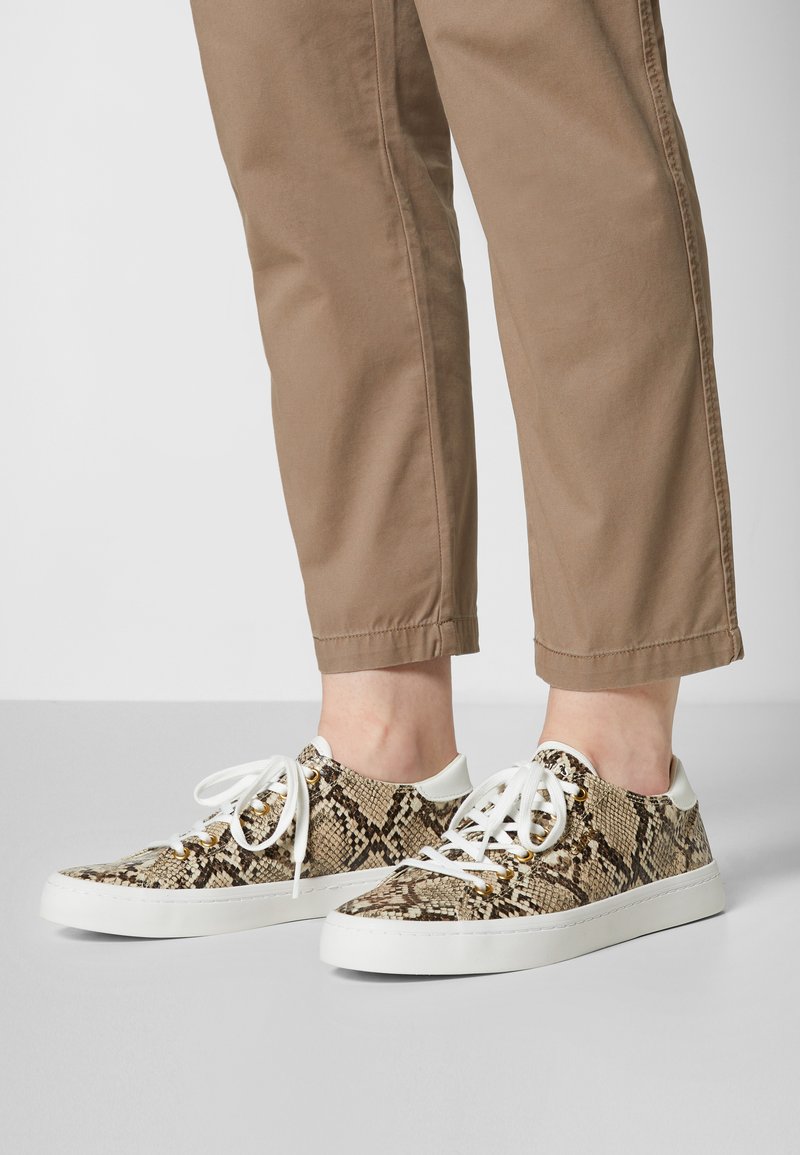 Damen Sneaker low | Guess ESTER Sneaker low roccia/black/taupe - OC99652 Damen Sneaker low | Guess ESTER Sneaker low roccia/black/taupe - OC99652