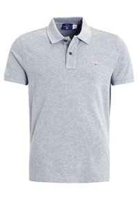 Šedé polo tričko s klasickým límcem, dvoubarevným zapínáním na knoflíky, krátkými rukávy a malým vyšitým logem na hrudi. Materiál z bavlněné směsi.