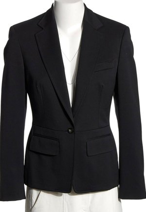 Blazer noir cintré à un seul bouton avec revers crantés, poches à rabat et coupe slim sur un buste de mannequin blanc.