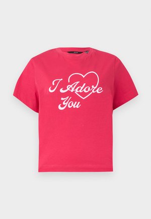 T-shirt à manches courtes rose vif avec texte cursif blanc "Je t'adore" et un cœur en contour sur le devant, col rond, fond uni.