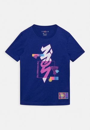 T-shirt bleu marine avec un graphisme abstrait rose et blanc, un panier de basket, des formes en diamant et le texte « Zion Williamson No.1 » sur le devant.