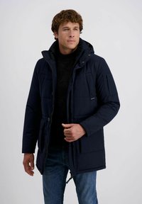 Marineblauwe gewatteerde jas met een capuchon, voorzien van een ritssluiting aan de voorkant, knoopsluiting en meerdere zakken. Gladde stoftextuur, warm ontwerp.