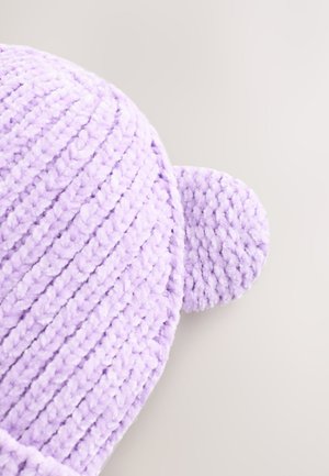 Lila kötött sapka texturált mintával, lekerekített fülekkel és puha, plüss anyagból.