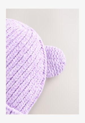 Vijolična pletena kapa z teksturiranim vzorcem, z okroglimi ušesi in mehkim, puhastim materialom.