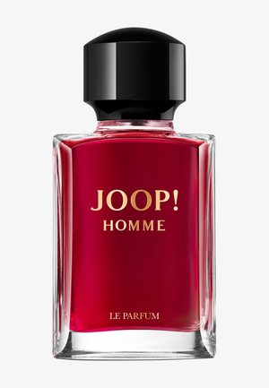 Doorzichtige glazen parfumfles met diep rode vloeistof, zwarte dop en gouden tekst met de tekst "JOOP! HOMME LE PARFUM."