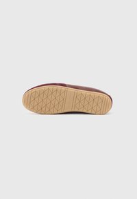 La semelle de la chaussure présente un extérieur en caoutchouc de couleur noisette, un dessus bordeaux avec une texture lisse, et un motif de semelle pour une meilleure traction.