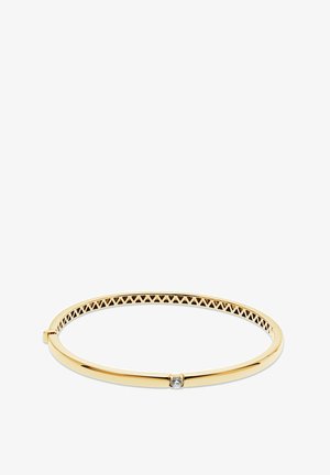Goldener Armreif mit einem einzelnen runden Diamantakzent und einem geometrischen Muster auf der Innenseite des Bandes.