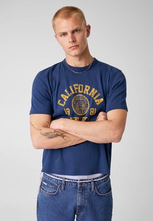 Guess, T-SHIRT MIT GEDRUCKTEM LOGO - T-shirt imprimé - mehrfarbig grundton blau