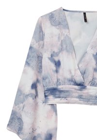 Crop top à manches longues avec un profond décolleté en V, doté d’un motif aquarelle doux dans des nuances de bleu, gris et rose pâle.
