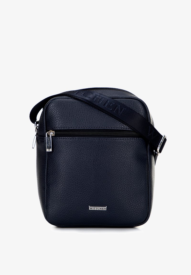 Námořnická kožená crossbody taška s texturovaným povrchem, horním zipovým uzávěrem, přední kapsou a nastavitelným nylonovým popruhem se značkovým názvem.