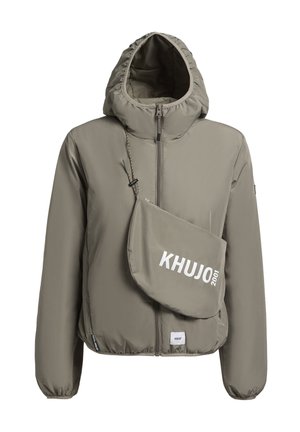 Pehmendatud oliivroheline jope kapuutsiga, lukuga ja elastsete mansettidega. Sisaldab eemaldatavat külgkotikest, millel on valges kirjas "KHUJO 2001".