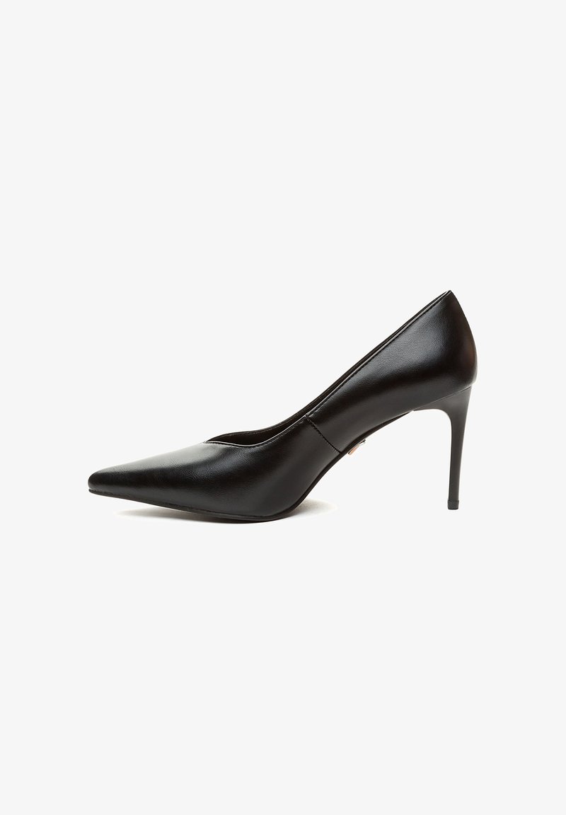 Scarpa nera in pelle con punta affusolata e tacco a stiletto, finitura liscia, design elegante e tacco sottile di altezza media.