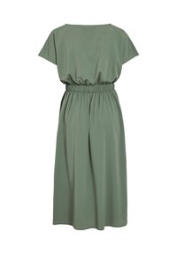Vestido verde hasta la rodilla hecho de una tela suave. Presenta un escote redondo, mangas cortas, cintura elástica y falda fluida.