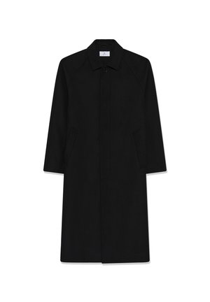Manteau noir long avec un design droit, fabriqué à partir d'un tissu texturé. Présente un col pointu, une fermeture à boutons et des poches latérales.