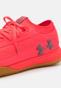 Under Armour MAGNETICO SELECT 4 INDOOR - Saalijalgpalli saapad - racer red/clay green
