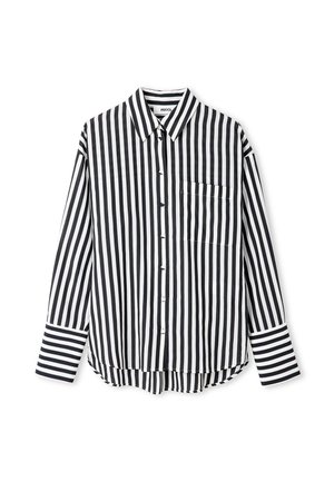 Camicia a righe bianche e nere con tasca, caratterizzata da un colletto a punta e maniche lunghe con larghezze di righe variabili.