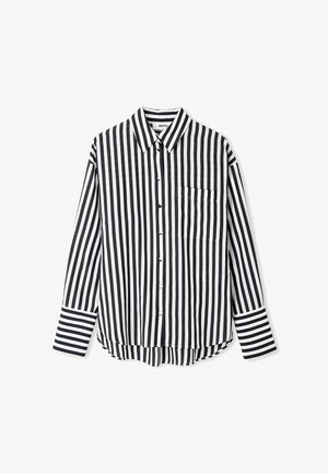 Chemise à boutons rayée noire et blanche, avec une poche, dotée d'un col pointu et de manches longues avec des largeurs de rayures variées.