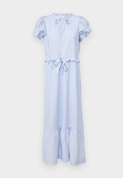 Vestido azul claro feito de tecido texturizado, com mangas bufantes, um decote atado e uma bainha em babados. Com comprimento médio e cintura ajustada.