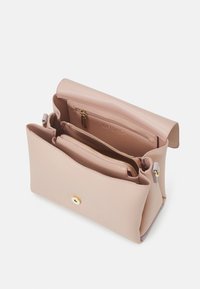 Jasnoróżowa skórzana torebka z wieloma przegródkami, złotymi okuciami, zapięciami na suwak i teksturowaną powierzchnią dla dodatkowego efektu.