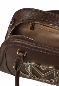 Borsa a mano in pelle marrone con finitura testurizzata, dettagli in hardware dorato e un logo ben visibile sul davanti. L'interno presenta una tasca con zip.