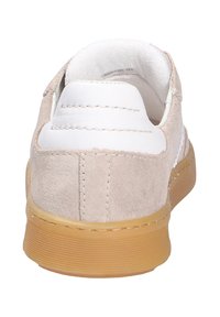 Beige Wildlederschuhe mit weißen Lederakzenten und einer gerillten Gummisohle; verfügt über ein niedrig geschnittenes Design mit flachen Schnürsenkeln und gepolstertem Kragen.