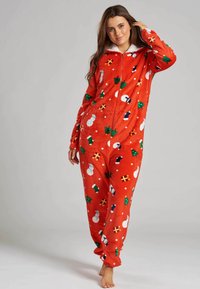 Mono de forro polar rojo con cremallera frontal, que presenta patrones navideños de muñecos de nieve, árboles de Navidad y regalos. Textura suave y mangas largas.
