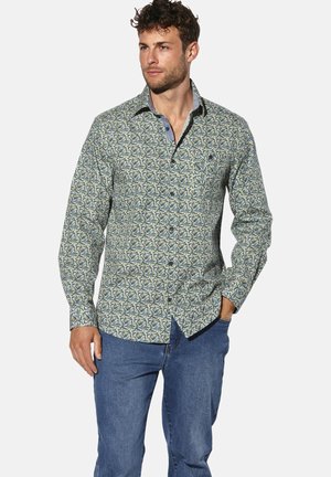 Grünes Hemd mit Knopfleiste und einem geometrischen Muster in Blau und Gelb. Mit kontrastierendem hellblauem Kragen und langen Ärmeln.