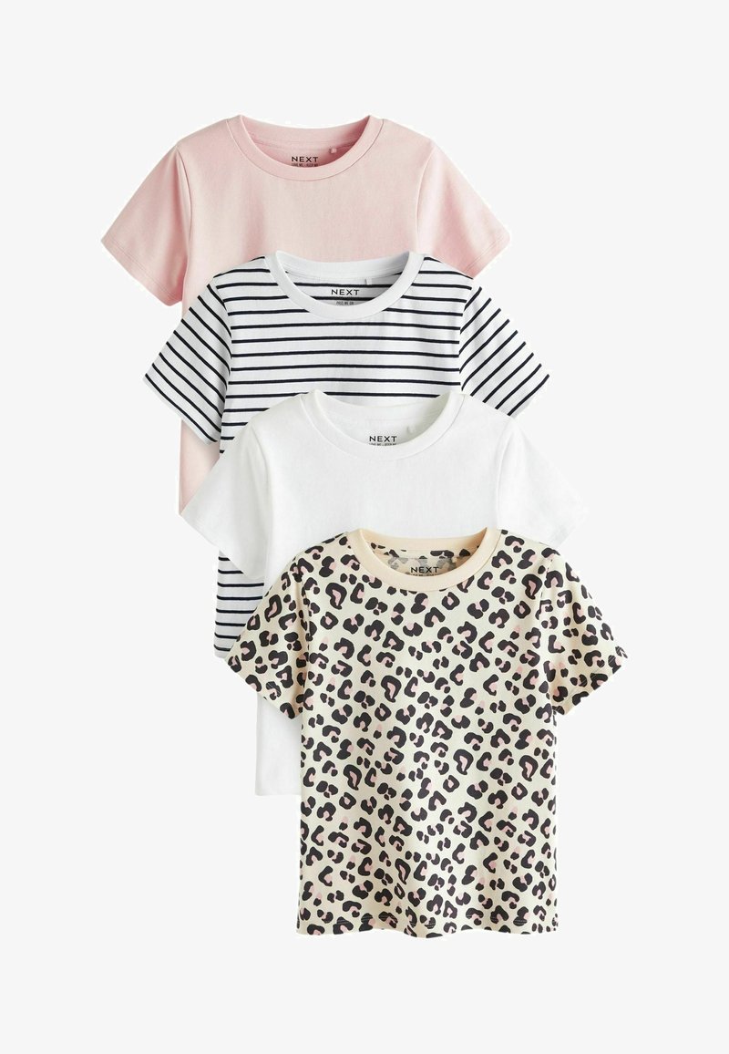 Vier T-shirts: één roze, één wit, één wit met zwarte strepen, en één beige met een zwart luipaardprint. Katoenen stof, met een ronde hals ontwerp.