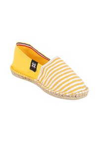 Espadrille jaune avec des rayures blanches et jaunes à l'avant, une semelle tissée et une petite étiquette noire sur le côté.