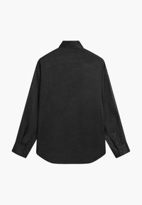 Camicia nera a maniche lunghe con colletto, caratterizzata da una texture liscia e un orlo arrotondato. Include polsini con bottoni e una singola cucitura della spalla posteriore.
