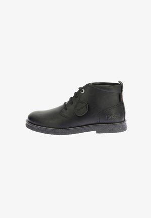 Stivaletti in pelle nera con punta rotonda, design con lacci, suola texturizzata e un'etichetta con il logo Kickers sul lato.