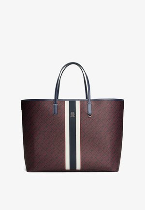 Bolso de mano con un estampado rojo, dos asas azul oscuro, una franja central blanca y detalles del logo. Hecho de material sintético. Tiene una forma estructurada.