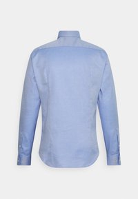 Camicia azzurro chiaro a maniche lunghe con colletto button-down, realizzata in un tessuto testurizzato e con dettagli di bottoni sulle maniche. Vista posteriore visualizzata.