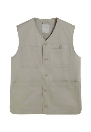 Chaleco utilitario beige con botones y cuatro bolsillos delanteros, uno de ellos con solapa abotonada, sin mangas y con cuello en V.