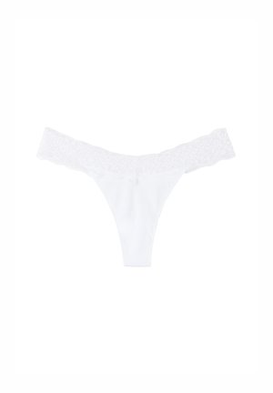 Witte string met een kanten tailleband, met een soepel katoenen lichaam en een driehoekige vorm. Het kant heeft een bloemenpatroon langs de rand.