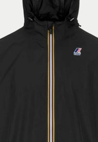 Veste noire imperméable avec fermeture éclair à l'avant, dotée d'une bande multicolore et d'un logo. Conçue avec une capuche et des cordons de serrage ajustables.