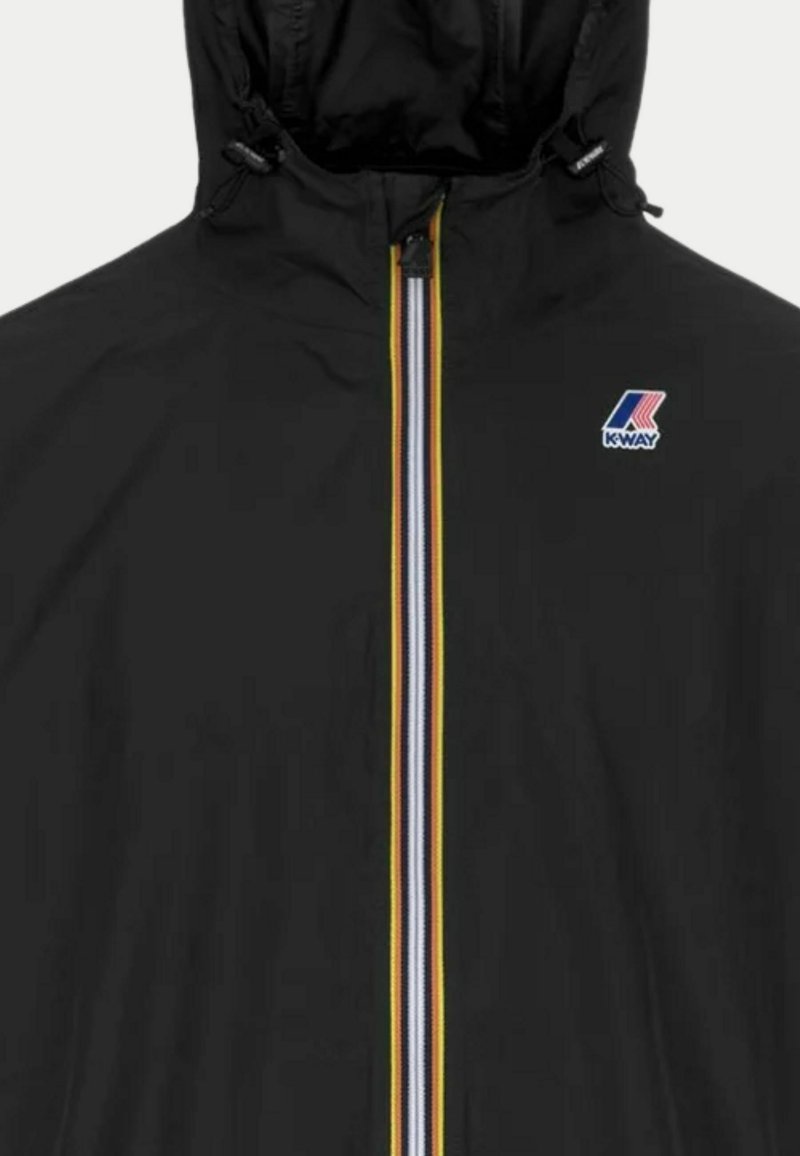 Veste noire imperméable avec fermeture éclair à l'avant, dotée d'une bande multicolore et d'un logo. Conçue avec une capuche et des cordons de serrage ajustables.