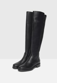 Bottes en cuir noir à hauteur de genou avec une finition lisse, comportant une fermeture éclair sur le côté, un bout arrondi et un petit talon carré.