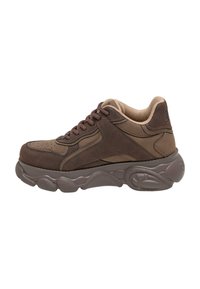 Scarpa sportiva in suede marrone e mesh con punta arrotondata, suola in gomma spessa e accenti a contrasto in un marrone chiaro lungo i lati e sulla linguetta.