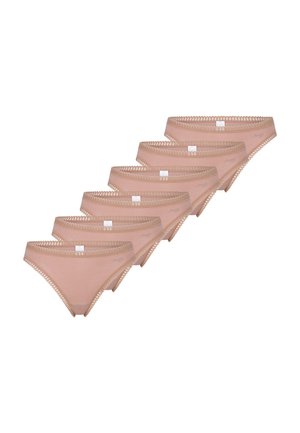 Zes beige damesonderbroeken met gegolfde kantafwerking, gerangschikt in een verspringende, overlappende rij op een witte achtergrond.