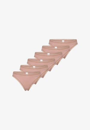 Sechs beige Damenunterhosen mit gewelltem Spitzenrand, in einer versetzten, überlappenden Reihe auf einem weißen Hintergrund angeordnet.