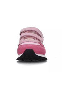 Scarpa da ginnastica rosa con tomaia in suede, dotata di due strap in Velcro e una suola nera in gomma. Il design include una suola intermedia bianca.