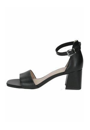 Černá kožená sandála s otevřenou špičkou, blokovým podpatkem a nastavitelným páskem kolem kotníku se stříbrnou sponou, zobrazena z profilu na bílém pozadí.
