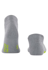 Calcetines tobilleros grises de tela de punto, con texto y acentos amarillos, y un diseño de puntera sin costuras para mayor comodidad. El texto dice "Falke Cool Kick."